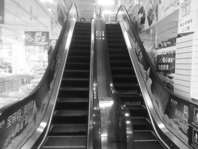 6旬老人超市遇扶梯突然晃动摔伤店员无人过问