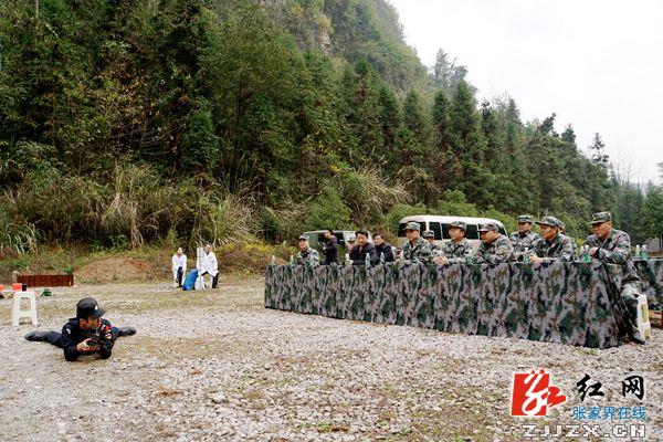 武陵源区举办国防教育大讲堂 体验军事实弹射击