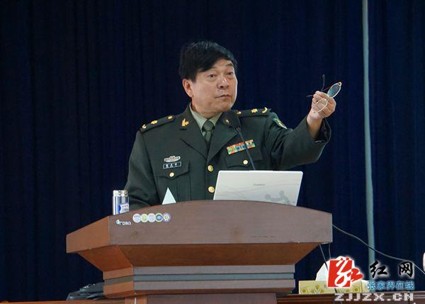 武陵源区举办国防教育大讲堂 体验军事实弹射击