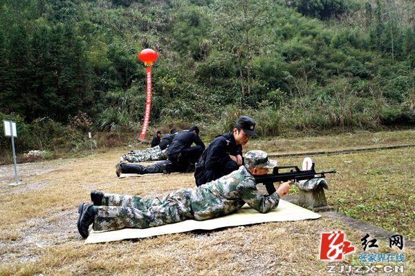 武陵源区举办国防教育大讲堂 体验军事实弹射击