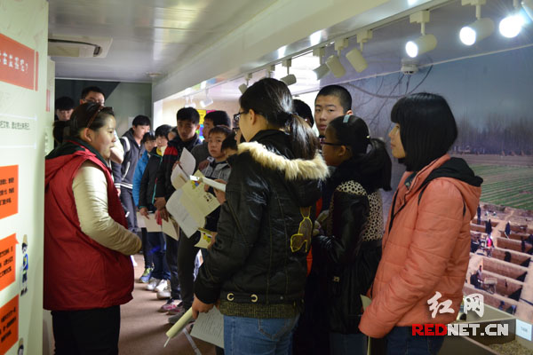 “移动博物馆”内学习文物知识