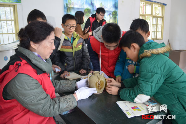 　学生跟湖南省博物馆工作人员学习如何修复文物残片
