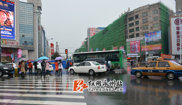 正在通行的人流和车辆.jpg