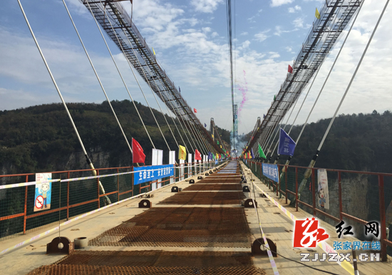 张家界大峡谷玻璃桥成功合龙  明年“五一”前对外开放（图）