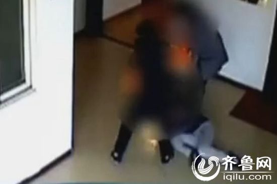 监控显示，寇某按住小宇，教唆儿子对其进行殴打