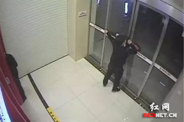 永州警方及时赶到，瓮中捉鳖，将两名犯罪嫌疑人带走。
