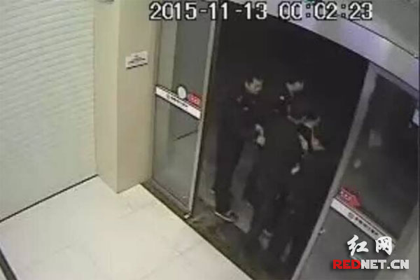 永州警方及时赶到，瓮中捉鳖，将两名犯罪嫌疑人带走。