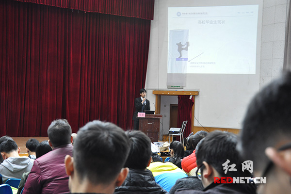 国际信息安全学习联盟创建人余剑给学生做指导演讲。