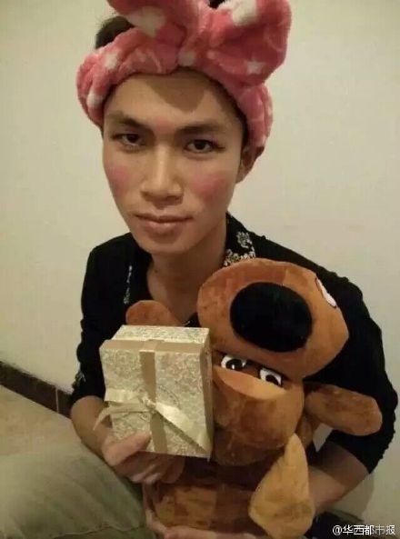 大学生扮女装赚学费