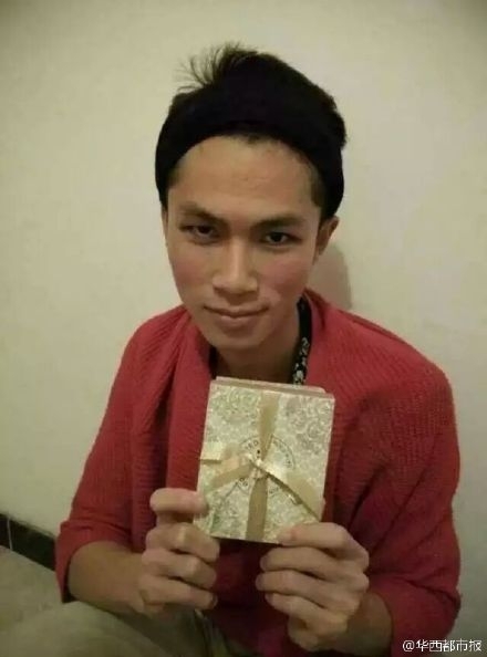 大学生扮女装赚学费