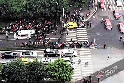 9岁女童放学回家路上看见母亲遇车祸受伤倒地（图）