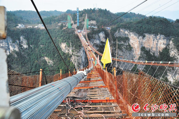 施工中的张家界大峡谷玻璃桥（12月3日摄）。新华社记者龙弘涛 摄