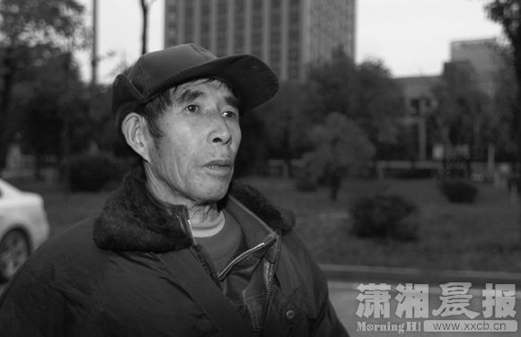 12月3日，岳麓交警大队，王先生确定车祸身亡的就是自己女儿。图/潇湘晨报记者 华剑