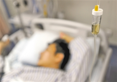 天天玩手机到凌晨5点28岁男子突发心肌梗死(图)