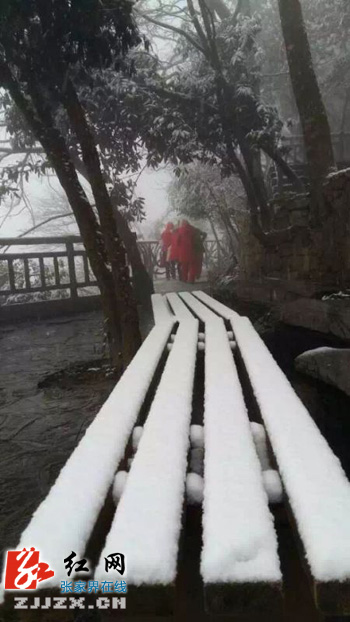 张家界天门山降下今冬第一场雪（图）