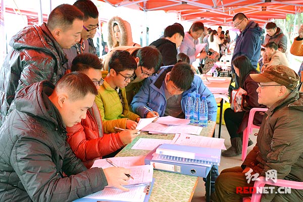 毕业生来到供需见面会现场，与用人单位进行面对面交流