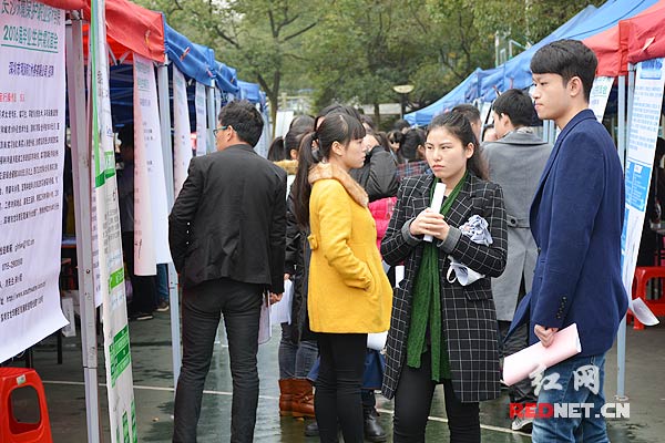 本次供需见面会为2000多名毕业生提供近4000个工作岗位，意味着每名毕业生平均有2个就业机会。面对各类招聘信息，毕业生也在精心选择心仪式的单位。