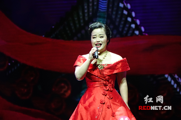 李静演唱《父老乡亲》获二等奖。