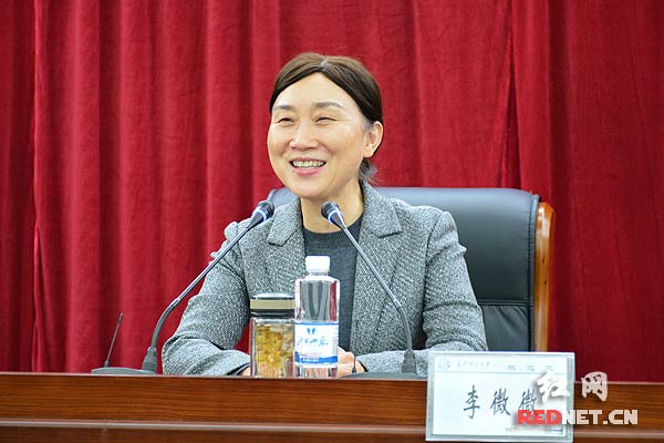 报告会由长沙理工大学党委书记付宏渊主持.