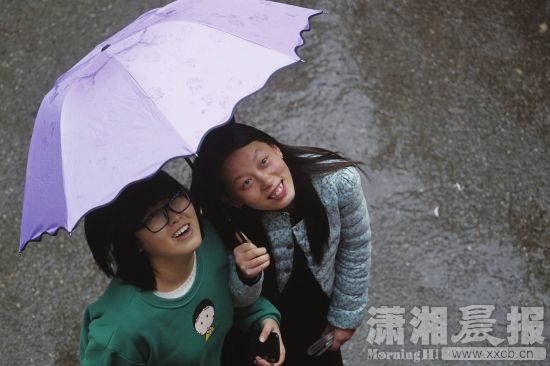 林科大女生节成横幅节，学生玩疯了.jpg