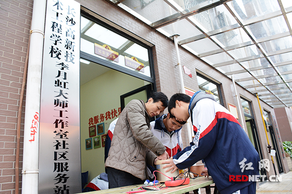 长沙高新技术工程学校在和馨园社区设立的家电维修志愿服务站点。每维修一件家电，该站将捐助一元手工费给社区雷锋超市，帮助困难群体。