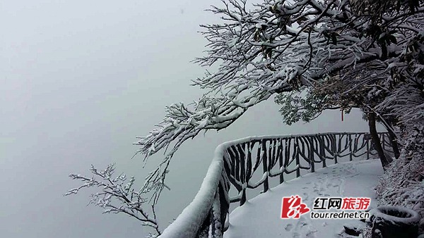 12月5日，张家界天门山景区迎来大雪。