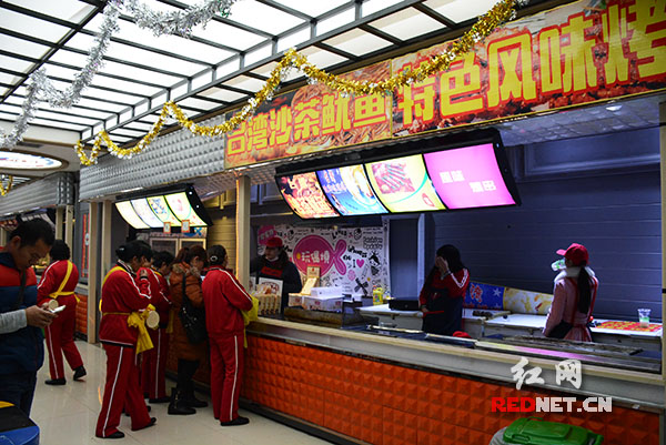 美食城集合了60多家台湾美食门店和300多种融合台湾文化与创意的特色小吃项目。