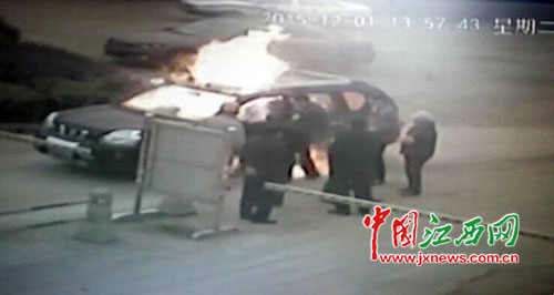 男子车内自焚身亡房屋受损要求赔偿不满调解结果