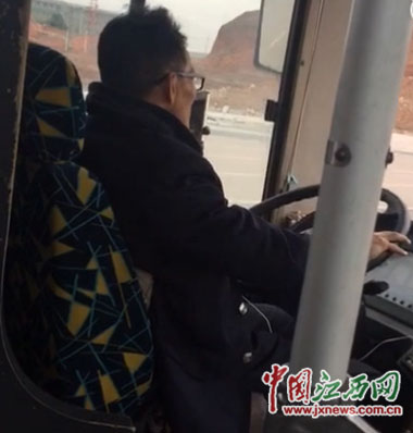 南昌一公交司机开车边玩微信车队称不是第一次