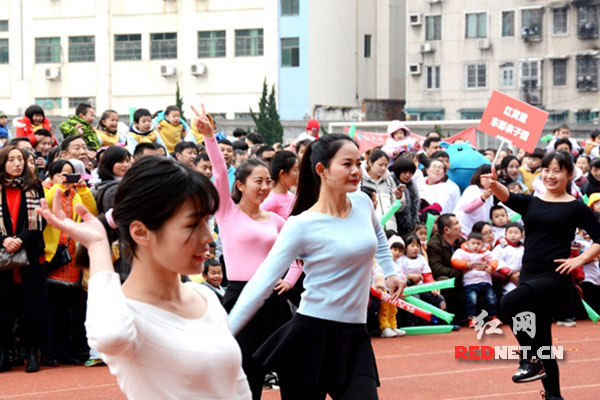 5000余人参加红黄蓝亲子运动会 共享运动快乐