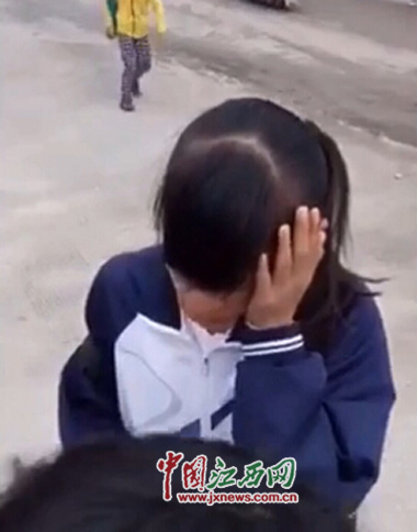 传江西一女生半分钟被扇15耳光穿中学校服（图）