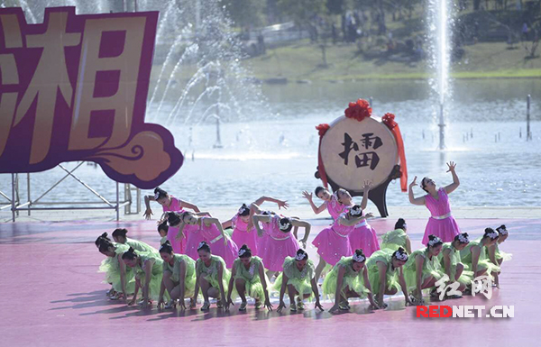　16支参赛队伍纷纷拿出看家本领，上演了一场又一场精彩的广场舞。