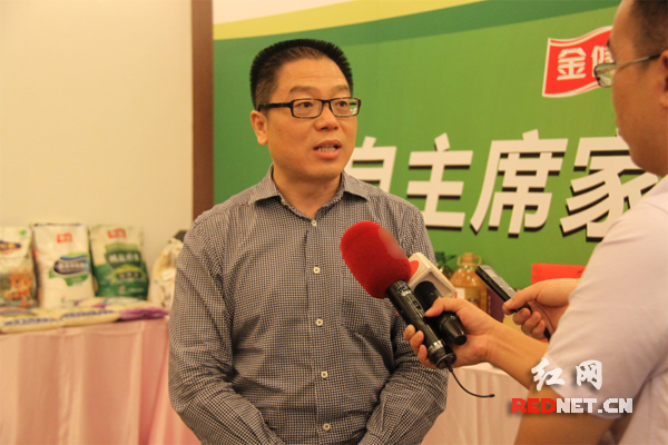 湖南省粮食局党组书记、局长张亦贤接受媒体采访。