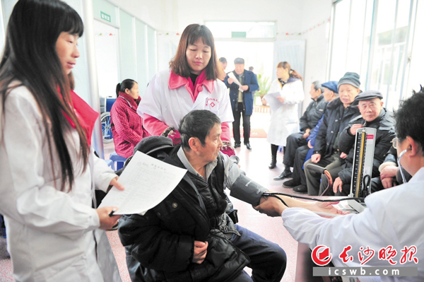 昨日，流沙河中心卫生院的20多名医生护士带着医疗设备和药物来到瓦子坪村，为该村82名65岁以上的老人进行了免费体检。　　长沙晚报记者 贺文兵 摄