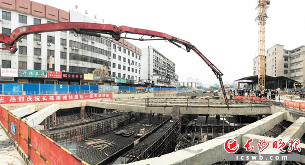 长株潭城际铁路开福寺地下车站顺利封顶