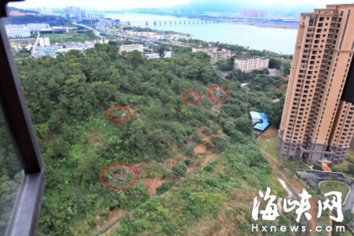 从张先生订的房子的阳台向外望，对面山坡有多处坟墓（画圈处） 