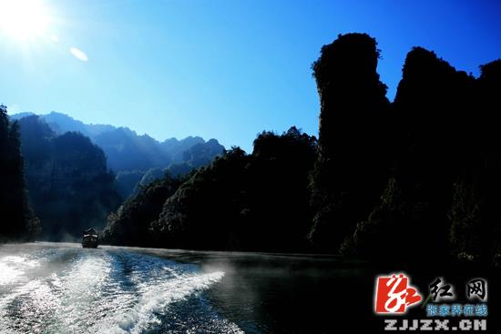张家界宝峰湖：船在画中游 妙手绘丹青