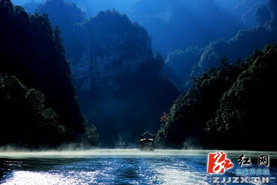 张家界宝峰湖：船在画中游 妙手绘丹青