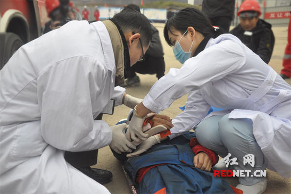演练中，医护人员赶赴现场，抢救伤员。
