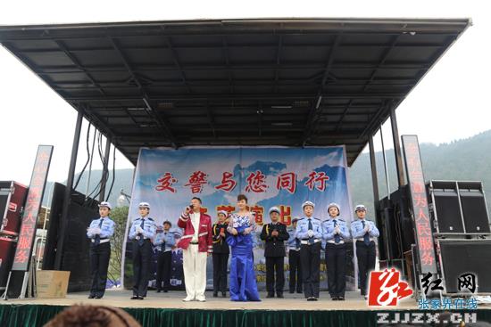 【交警直通车】武陵源：阳戏下乡“赶集” 交警与您同行