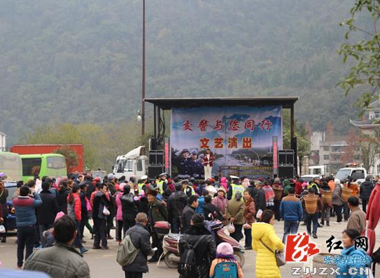 【交警直通车】武陵源：阳戏下乡“赶集” 交警与您同行