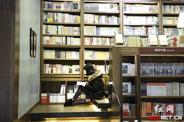 德思勤24小时书店，书与读者。