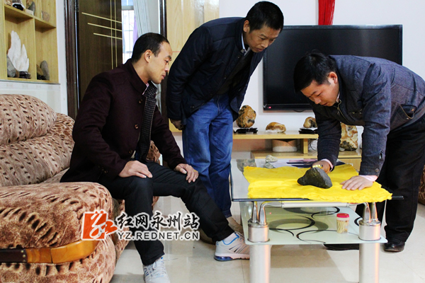 观赏《字母始祖石》。李先志 摄