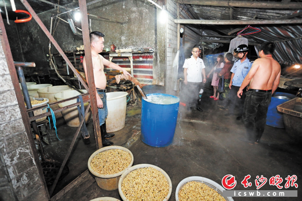 今年以来，长沙市食药监部门取缔散落在城郊结合部的不规范豆制品小作坊40个，捣毁豆制品生产加工黑窝点11个，立案查处11起。图为执法人员正在查处一个非法地下豆腐作坊。资料图片