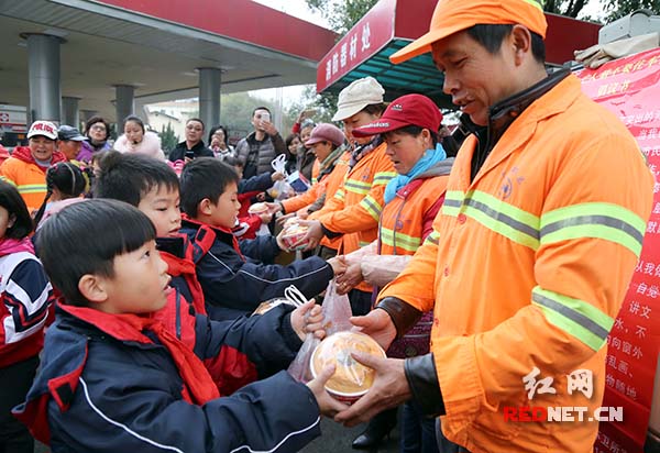 “红领巾”向环卫工赠送爱心物资和食品。