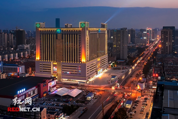万家丽国际MALL四面临路，其中一条就是贯穿城市南北的主要交通要道万家丽路，已通车的万家丽高架快速路在国际MALL的脚下交会。