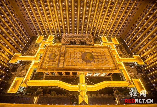 万家丽国际MALL整体以鼎、印章、聚宝盆为寓意设计建造，十一楼设世界最大的空中四合院景观花园。