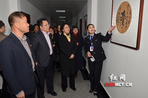 湖南省司法厅党组书记、厅长谈敬纯[右三]和与会代表考察湘潭市法治建设。