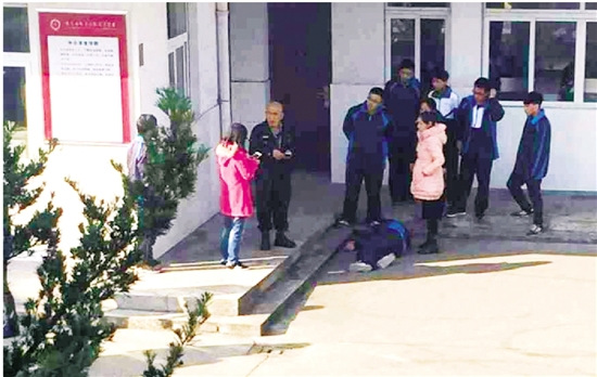 上课玩苹果手机被老师没收高二男生冲动跳楼（图）