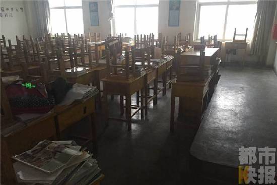 网曝一中学老师体罚学生整班学生顶凳子听课